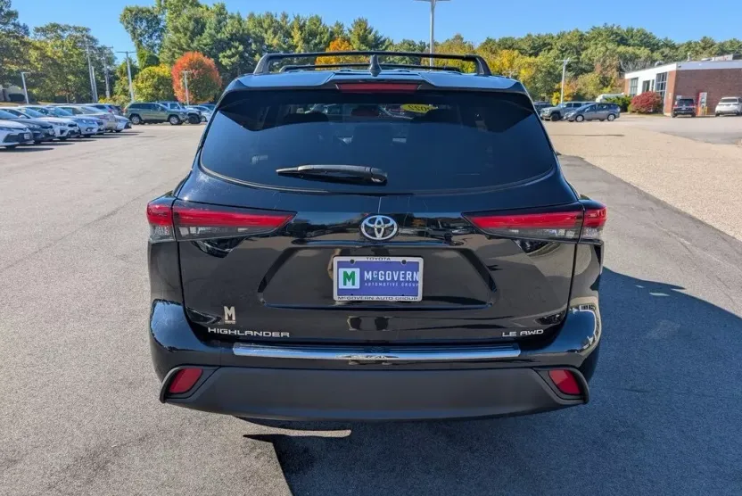 2022 Toyota Highlander LE photo 1