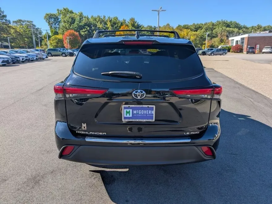 2022 Toyota Highlander LE photo 1