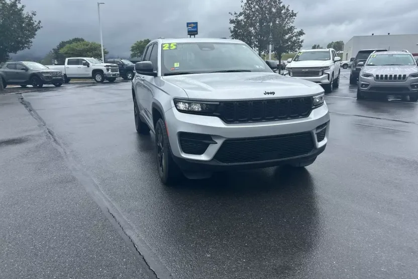 2025 Jeep Grand Cherokee Laredo Altitude X photo 1
