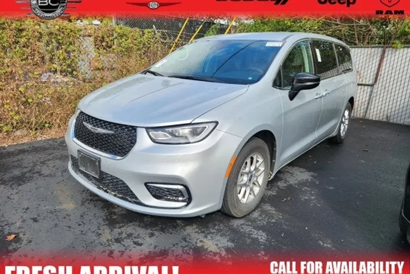 2024 Chrysler Pacifica Touring L photo 1