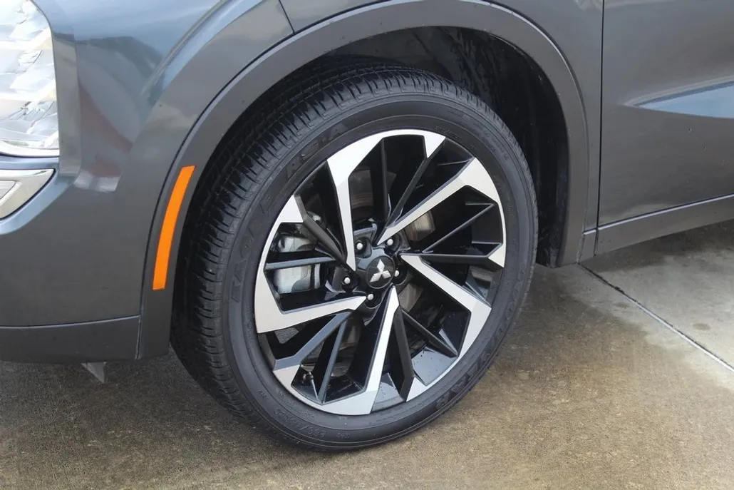 2024 Mitsubishi Outlander SE photo 1