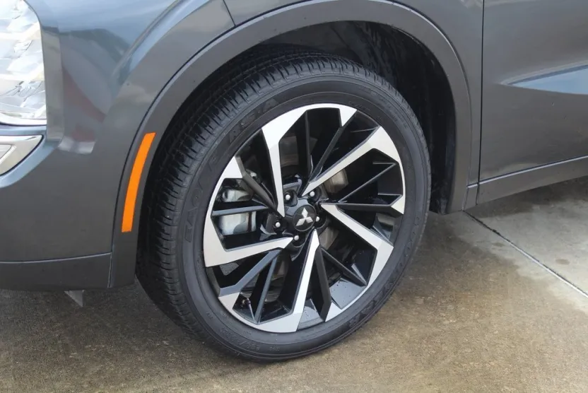 2024 Mitsubishi Outlander SE photo 1