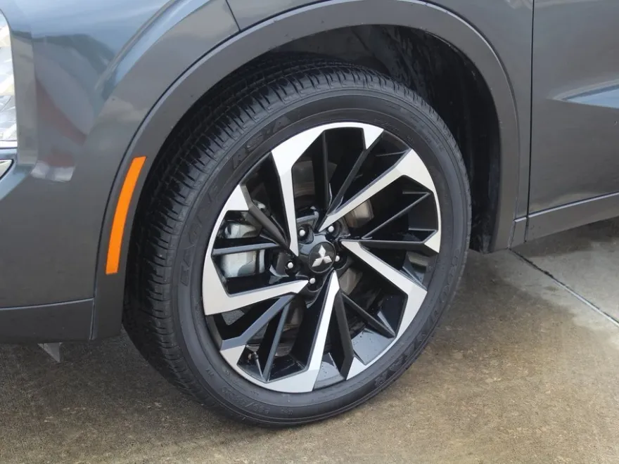 2024 Mitsubishi Outlander SE photo 1