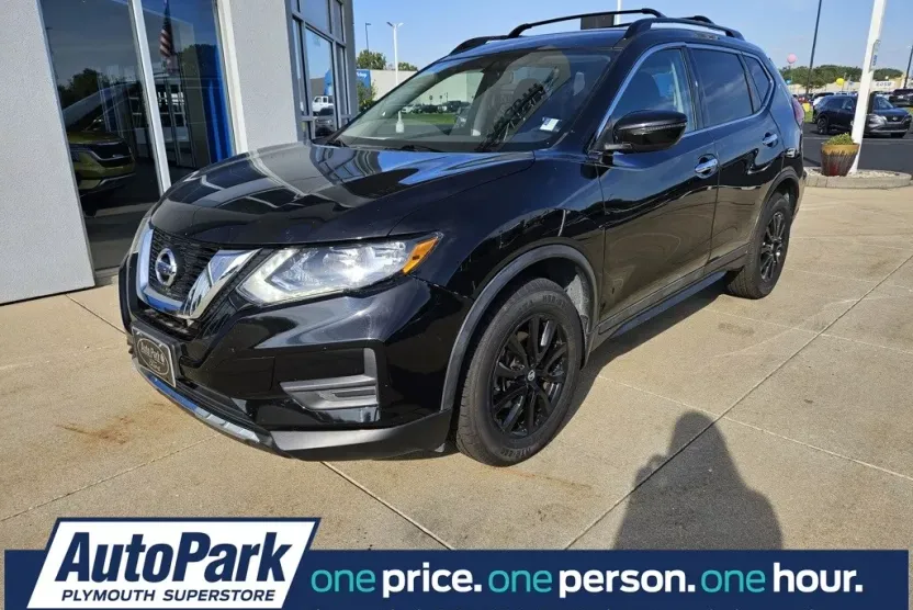 2017 Nissan Rogue SV photo 1
