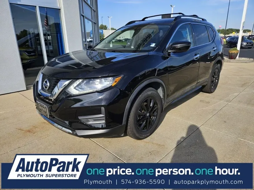 2017 Nissan Rogue SV photo 1