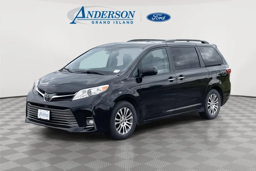 2020 Toyota Sienna XLE photo 1