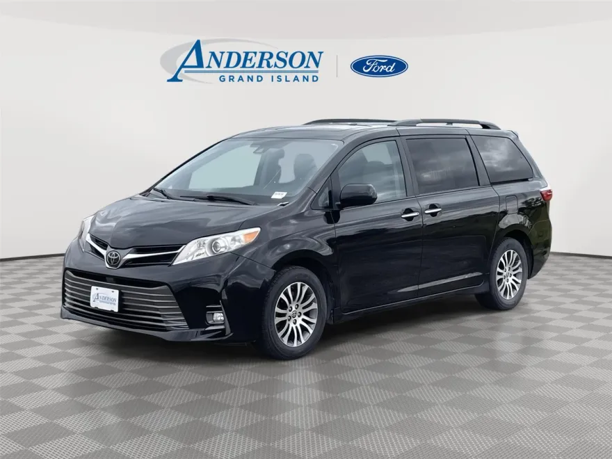 2020 Toyota Sienna XLE photo 1
