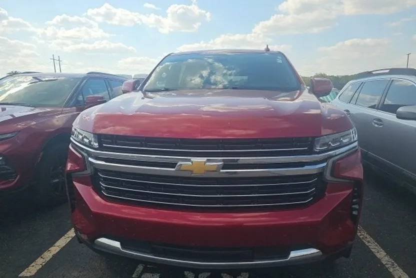 2021 Chevrolet Suburban LT photo 1