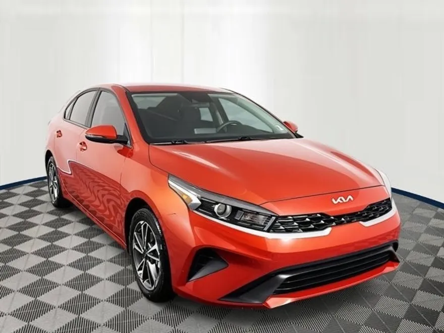 2023 Kia Forte LXS photo 1