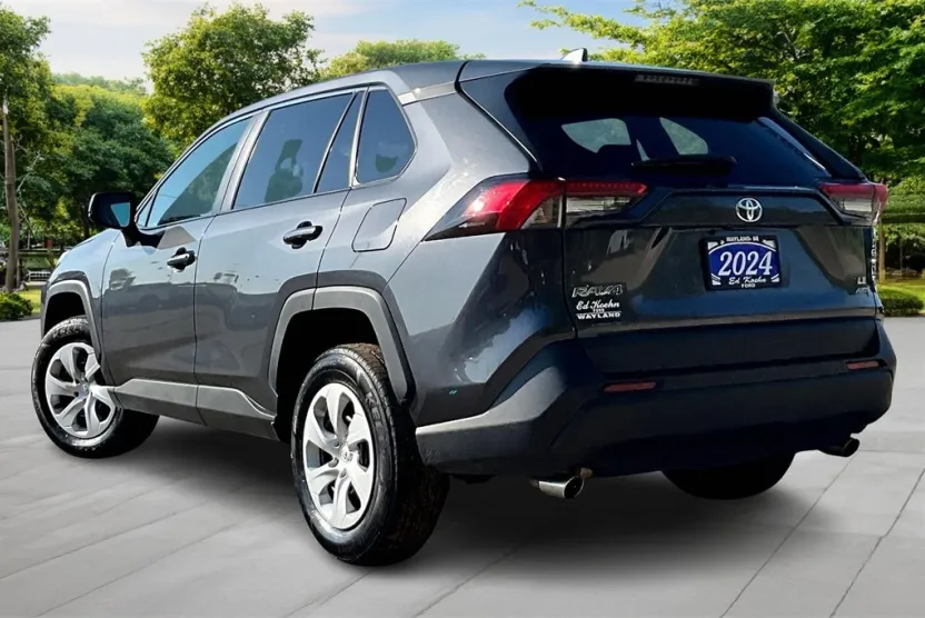 2024 Toyota RAV4 LE photo 1