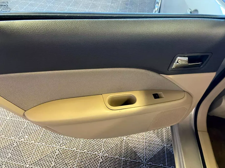 2010 Ford Fusion SE photo 21