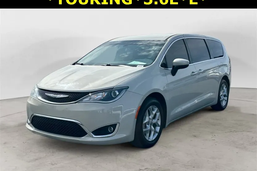 2017 Chrysler Pacifica Touring L photo 1