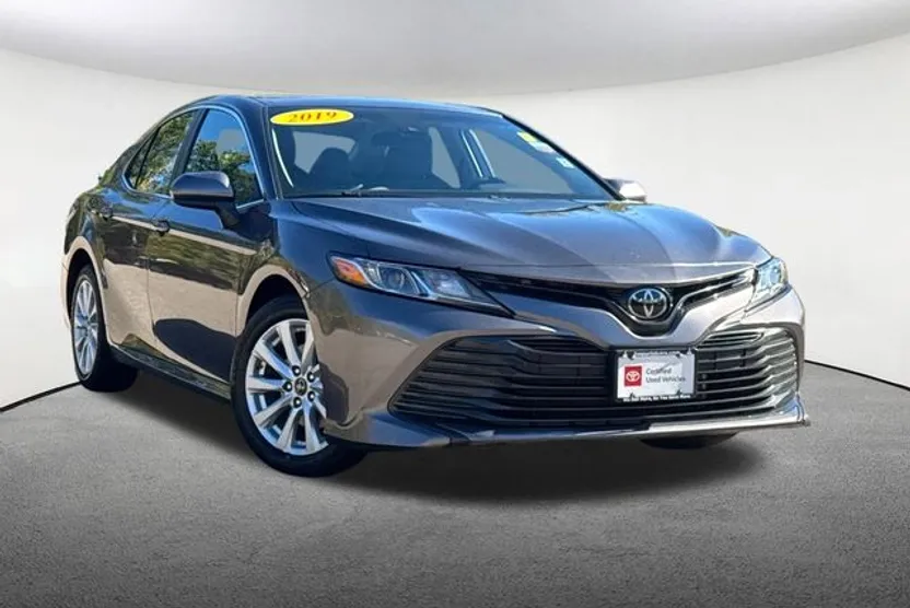 2019 Toyota Camry LE photo 1