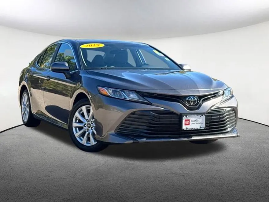 2019 Toyota Camry LE photo 1