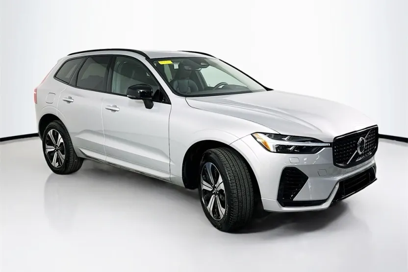2025 Volvo XC60 Hybrid T8 Core photo 1