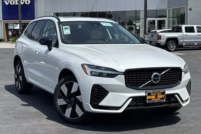 2025 Volvo XC60 Hybrid T8 Plus photo 1