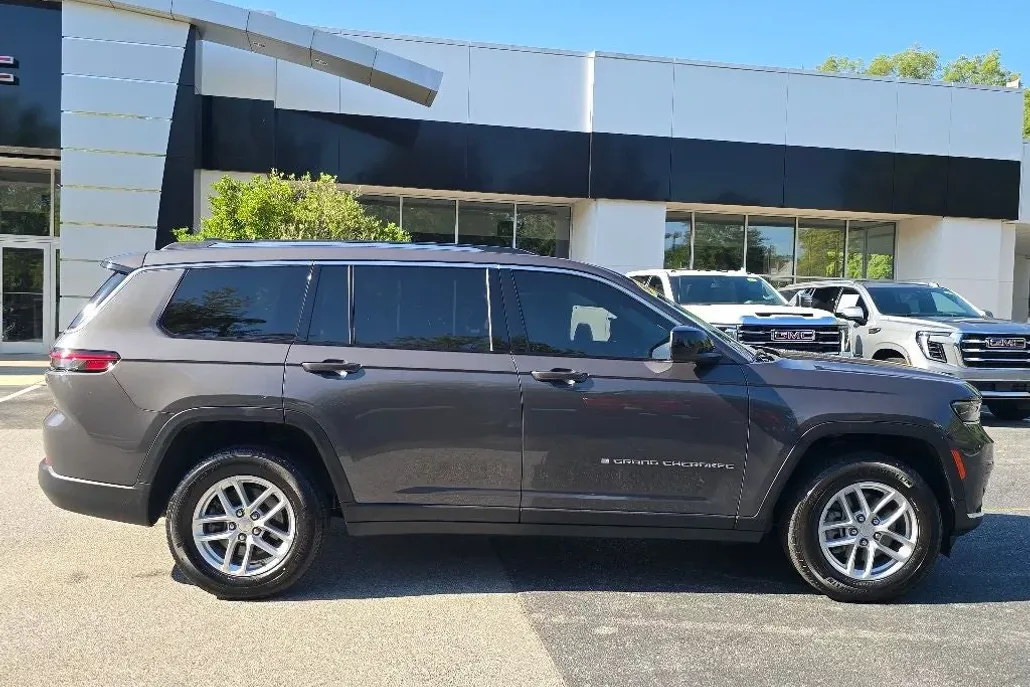 2023 Jeep Grand Cherokee Laredo photo 1