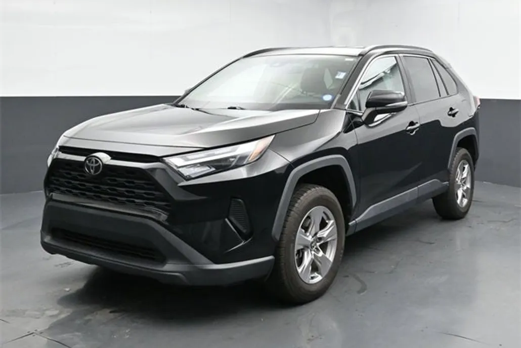 2022 Toyota RAV4 XLE photo 1