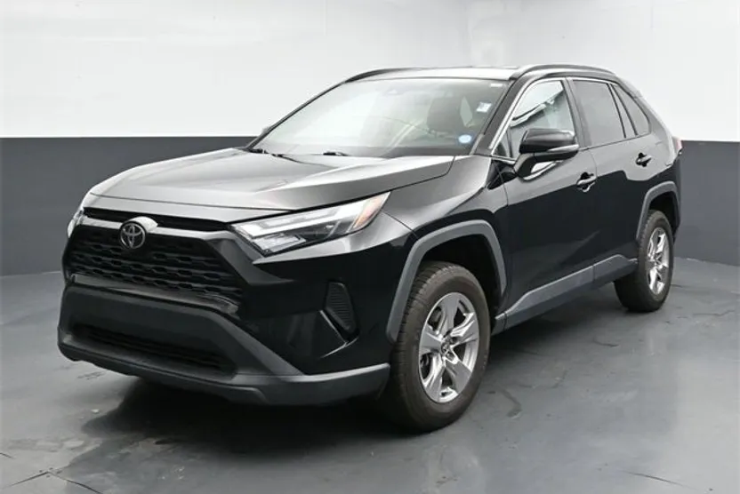 2022 Toyota RAV4 XLE photo 1