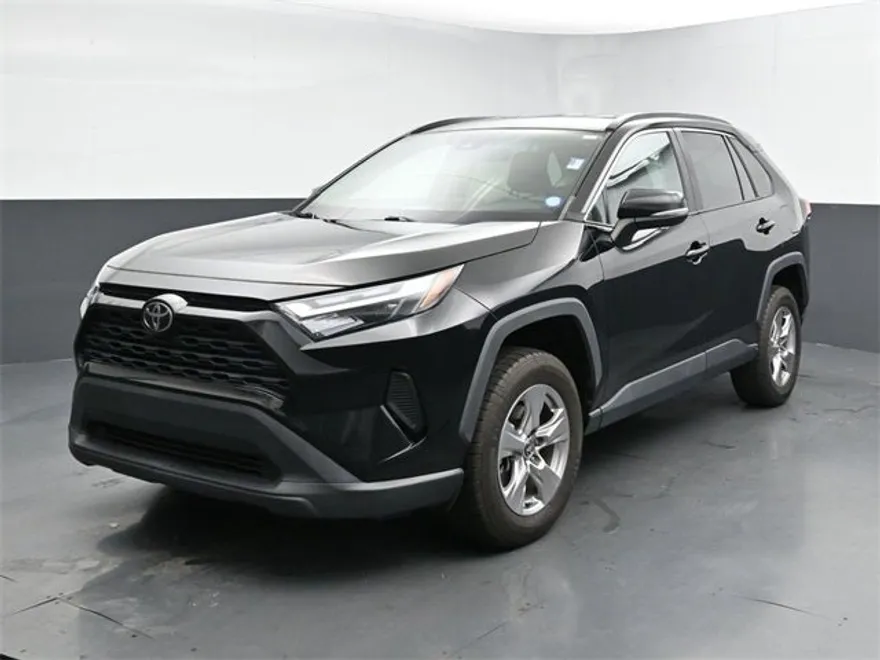 2022 Toyota RAV4 XLE photo 1