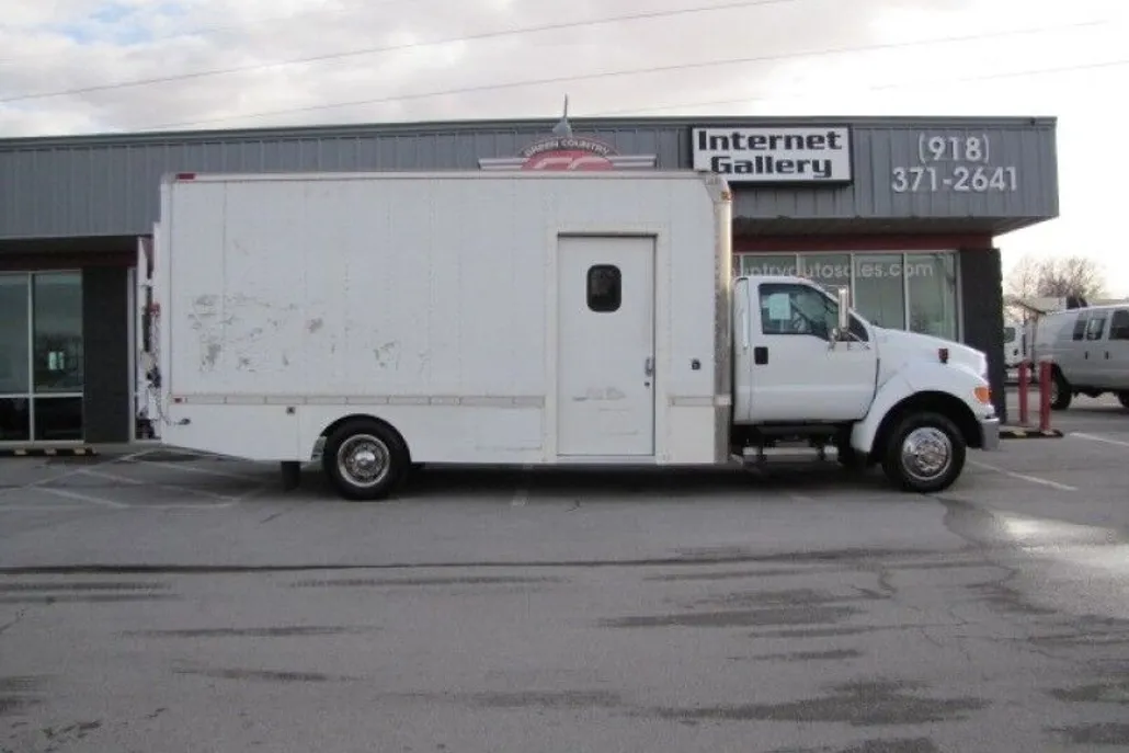 2008 Ford F-650 photo 1