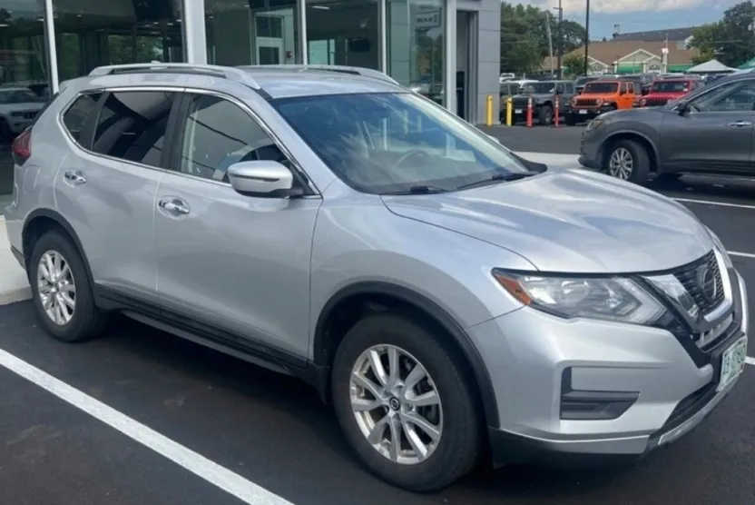2018 Nissan Rogue SV photo 1