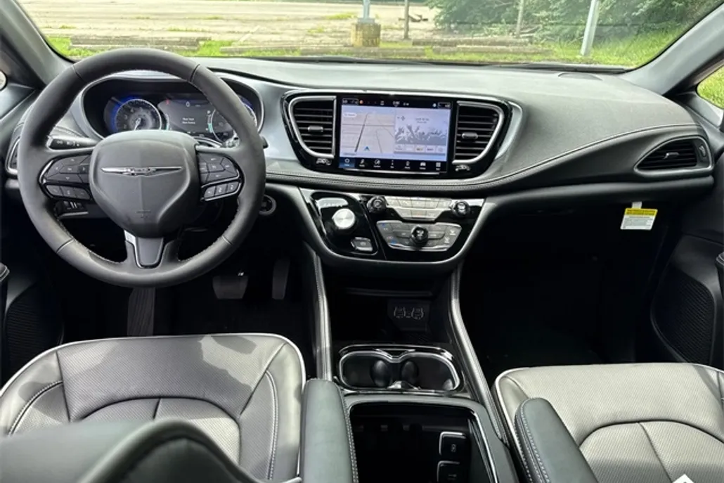 2025 Chrysler Pacifica Limited photo 1