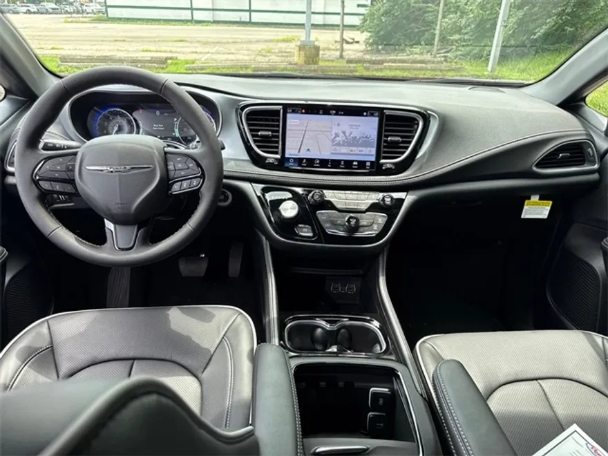 2025 Chrysler Pacifica Limited photo 1