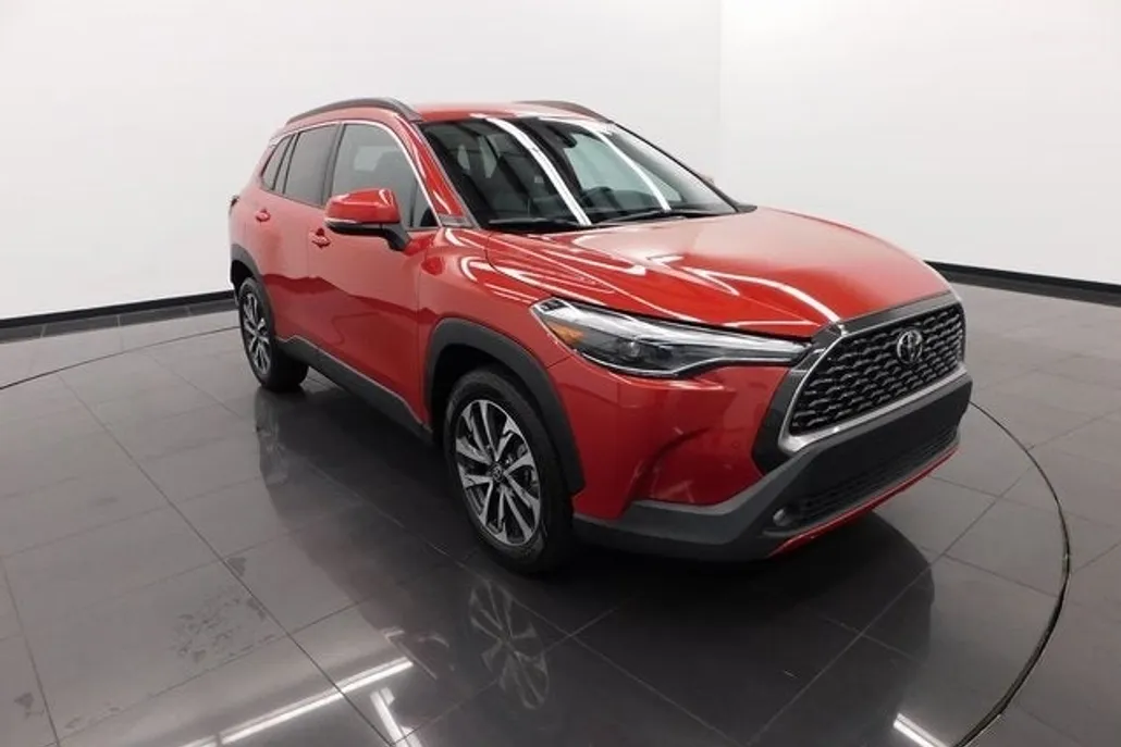2022 Toyota Corolla Cross XLE photo 1