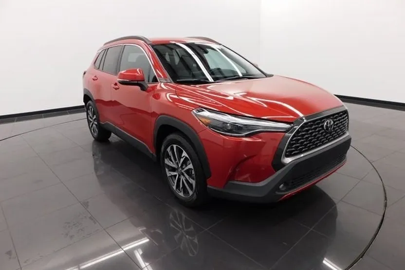 2022 Toyota Corolla Cross XLE photo 1