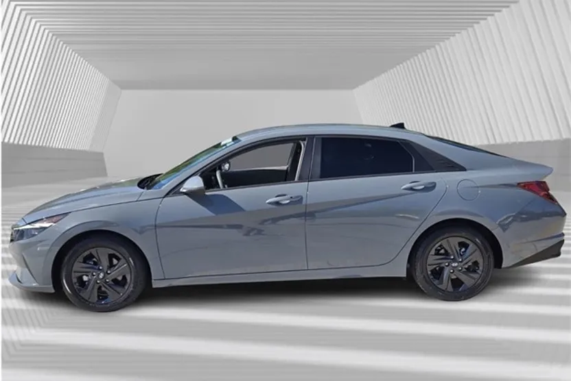 2022 Hyundai Elantra SEL photo 1