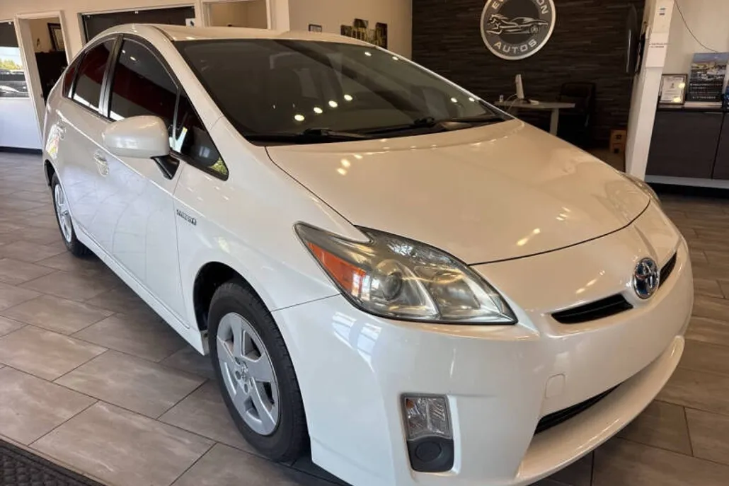 2011 Toyota Prius Two photo 1