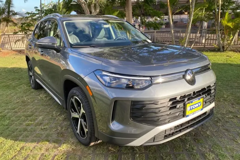 2025 Volkswagen Tiguan SE photo 1