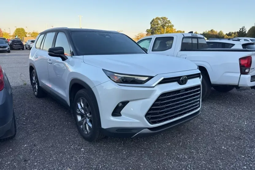 2024 Toyota Highlander Hybrid Limited photo 1