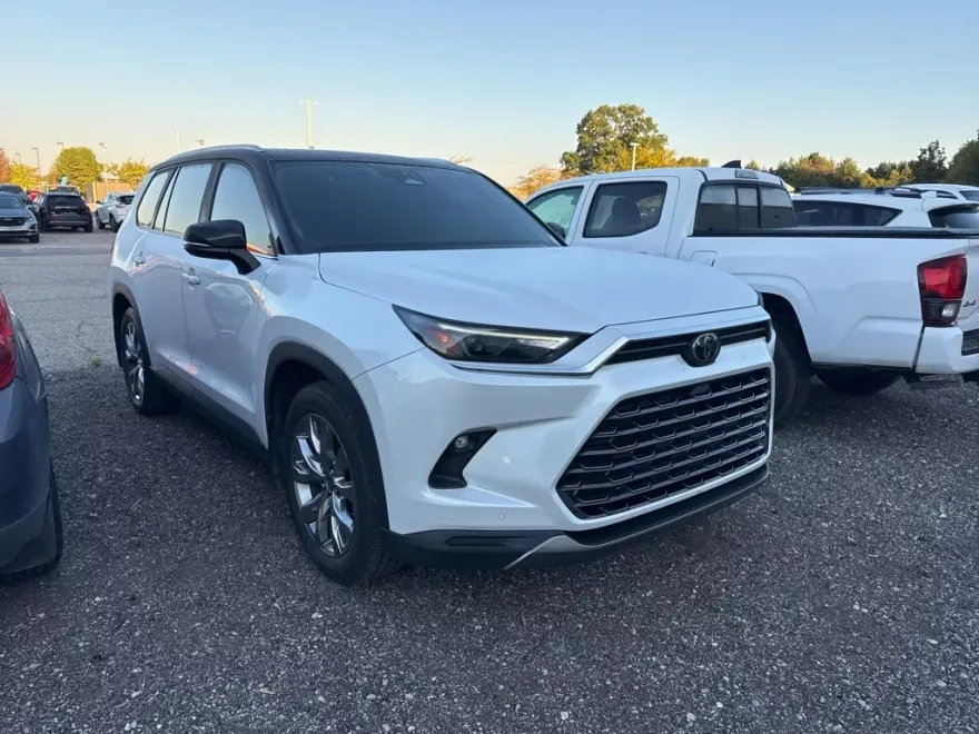 2024 Toyota Highlander Hybrid Limited photo 1