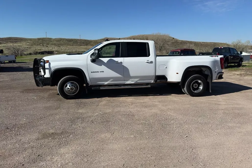 2022 Chevrolet Silverado 3500HD LT photo 1