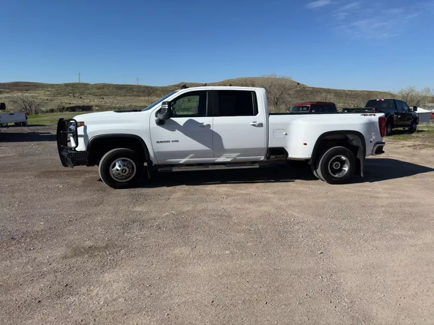 2022 Chevrolet Silverado 3500HD LT photo 1