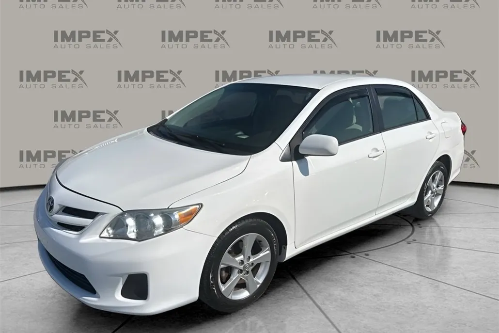2012 Toyota Corolla LE photo 1