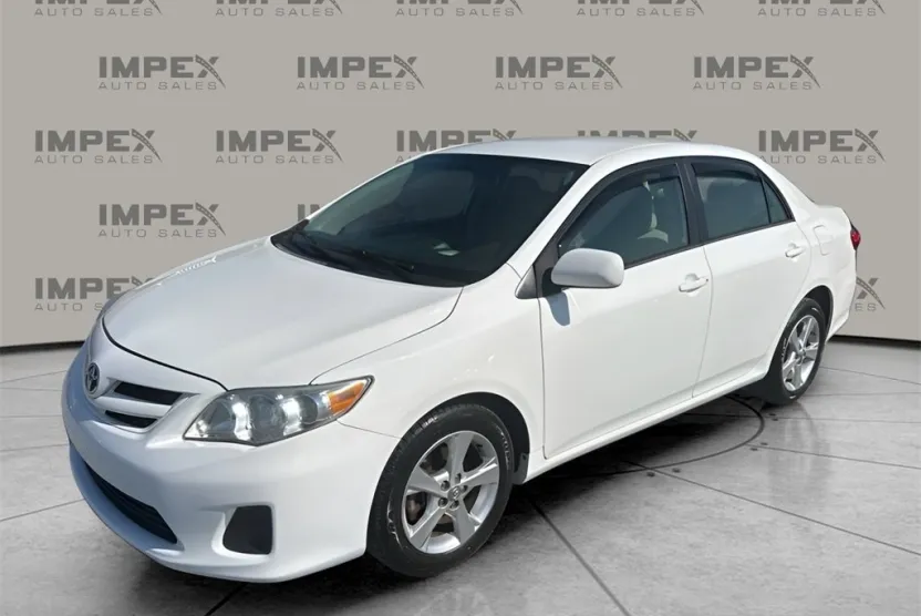2012 Toyota Corolla LE photo 1