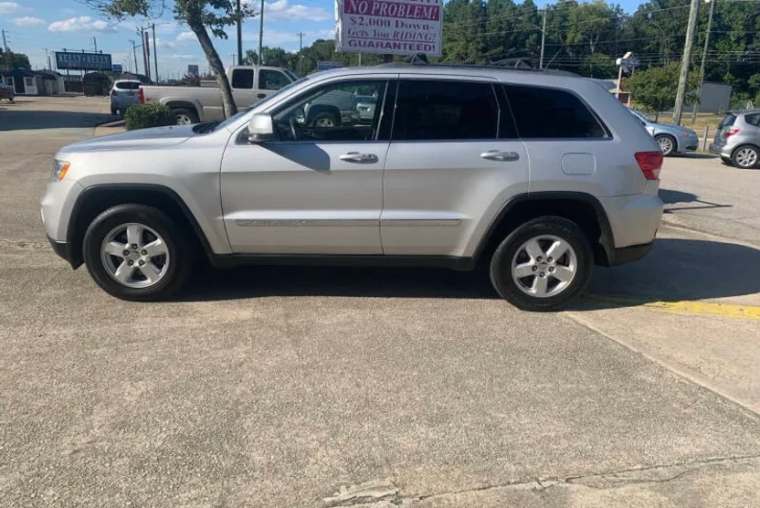 2011 Jeep Grand Cherokee Laredo photo 1