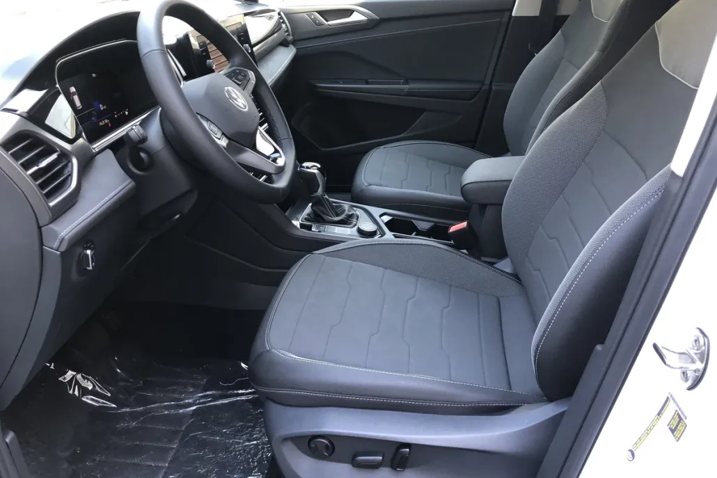 2025 Volkswagen Taos SE photo 1