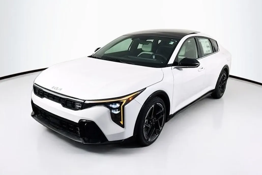 2025 Kia K4 GT-Line photo 1