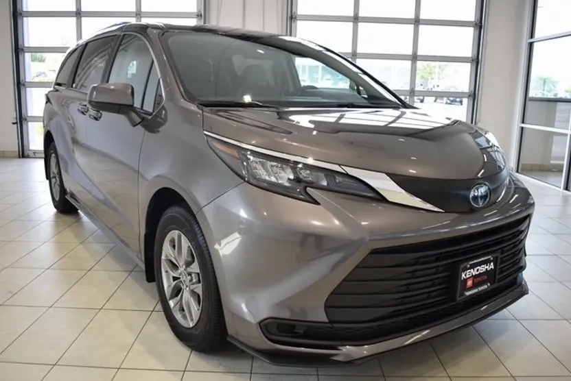 2024 Toyota Sienna LE photo 1