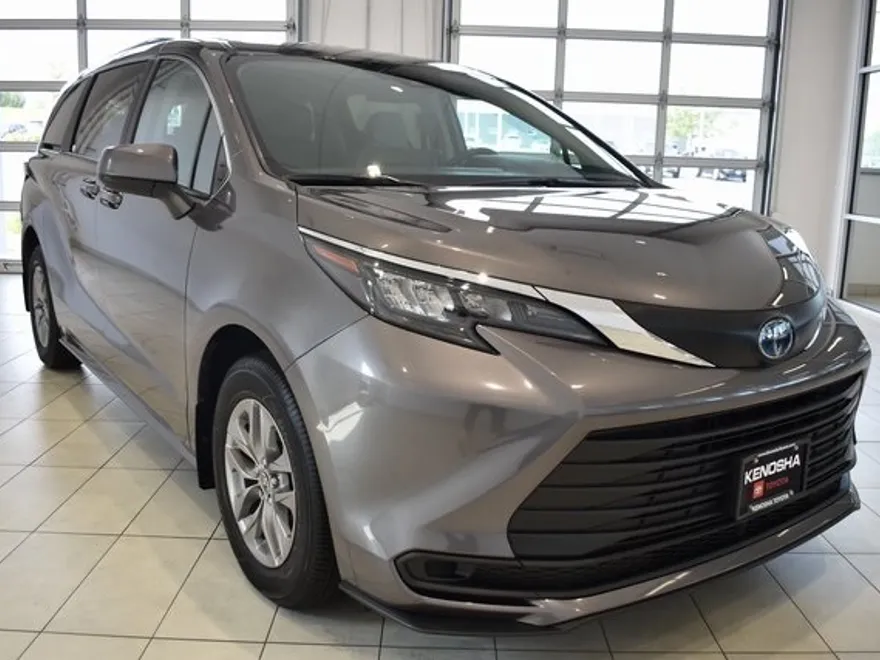 2024 Toyota Sienna LE photo 1