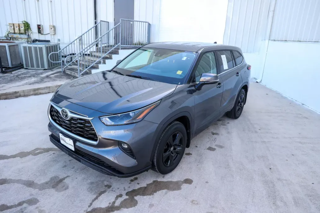 2023 Toyota Highlander L photo 1