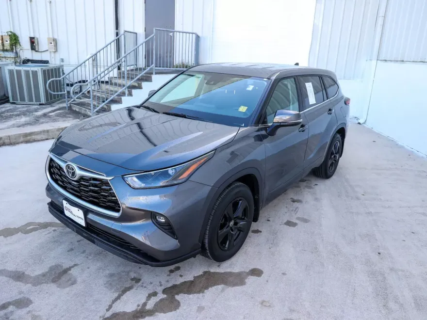 2023 Toyota Highlander L photo 1