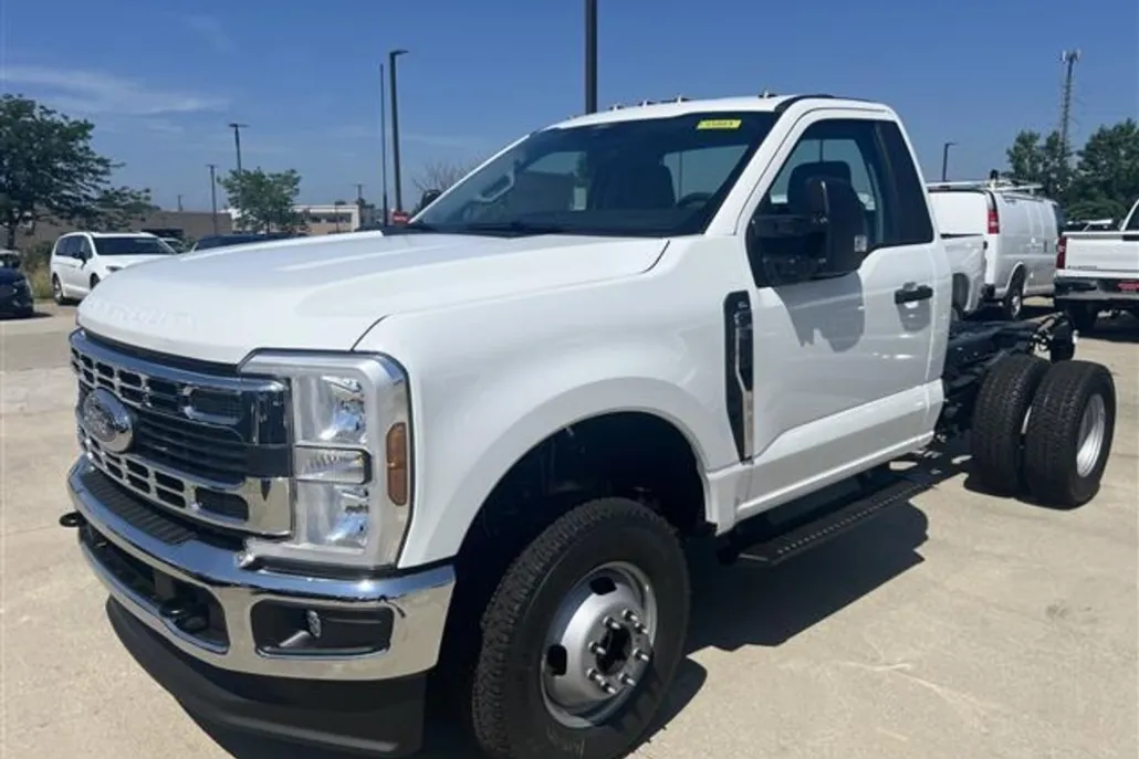 2025 Ford F-350 XL photo 1