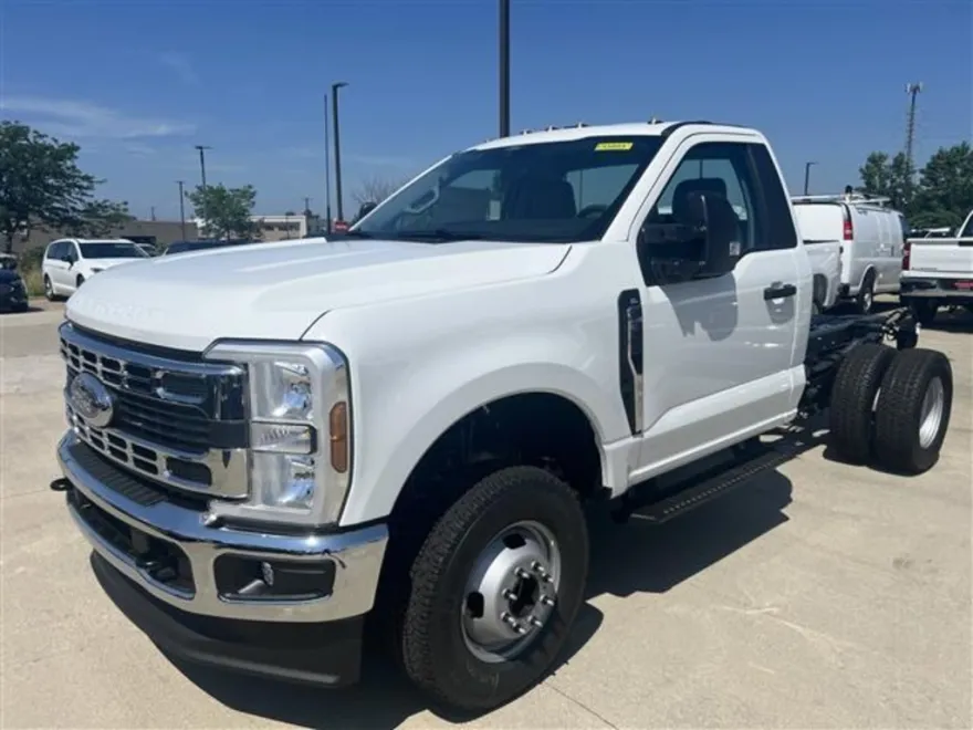 2025 Ford F-350 XL photo 1