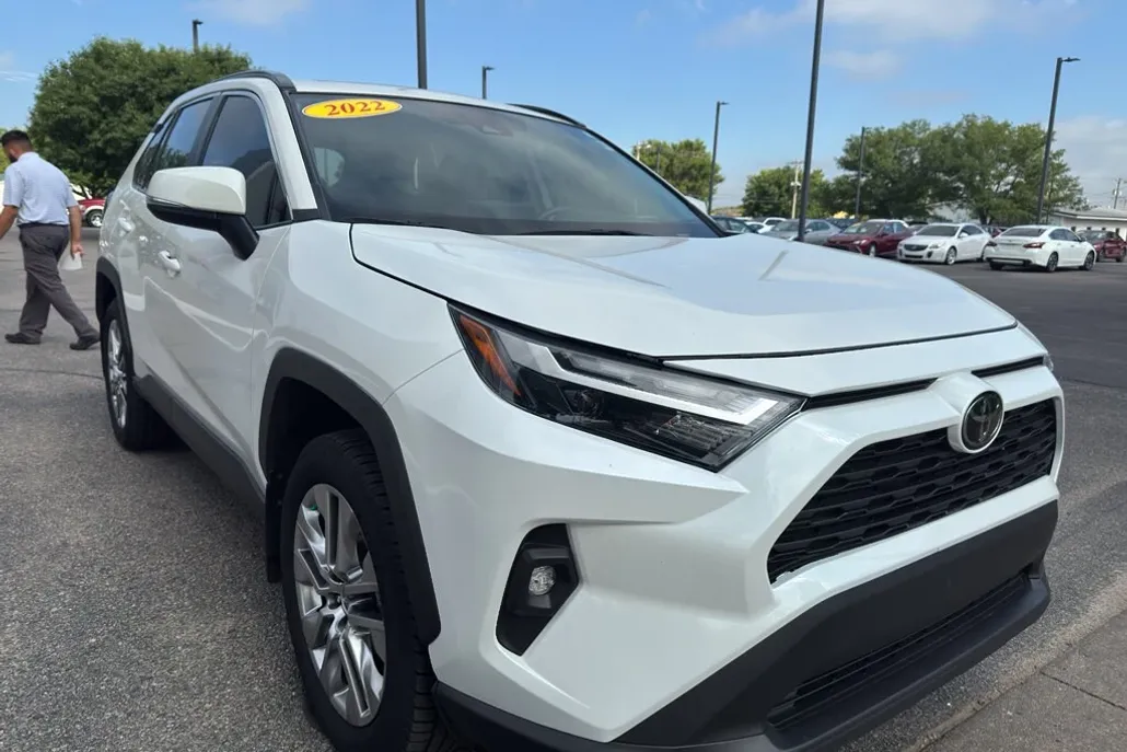 2022 Toyota RAV4 XLE Premium photo 1