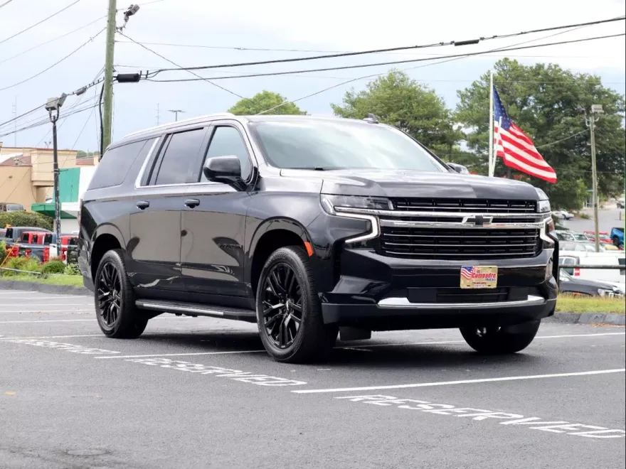 2021 Chevrolet Suburban LT photo 1
